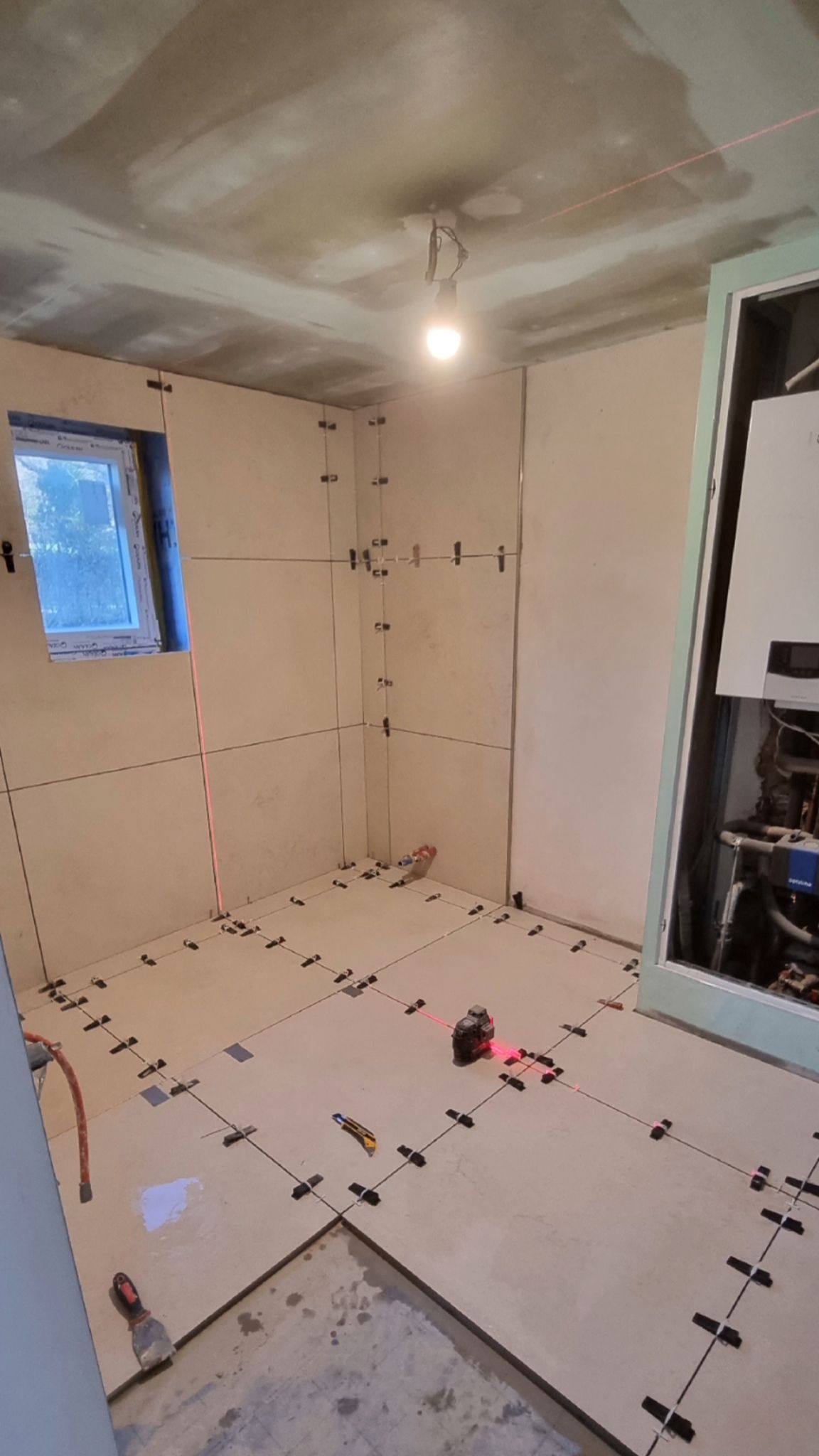 Badsanierung: Fliesen: Großformatfliesen mit Nivelliersystem, Wand und Boden in einem Zug.