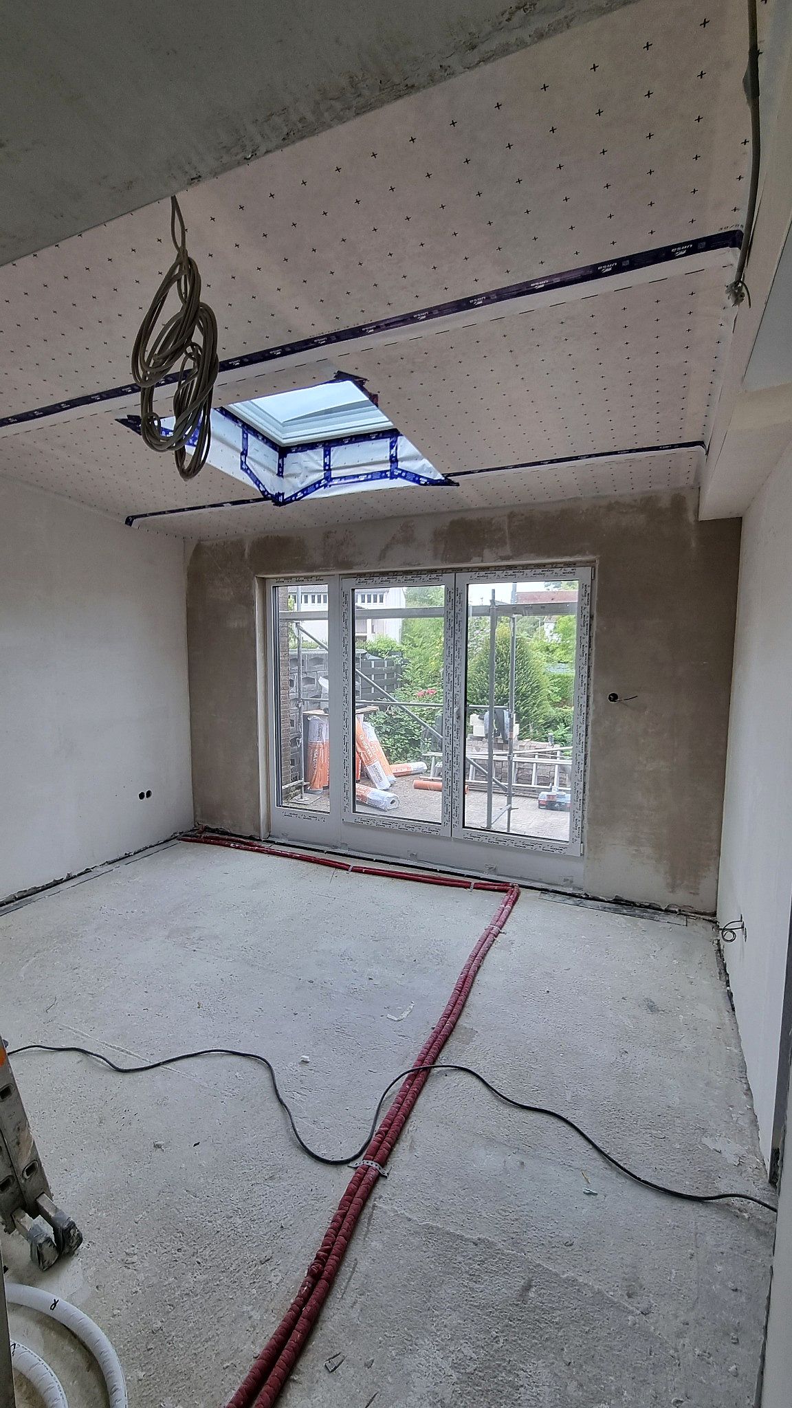 Innenausbau im Rohbau: Leerrohre verlegt, Decke vorbereitet, Dachfenster eingebaut.