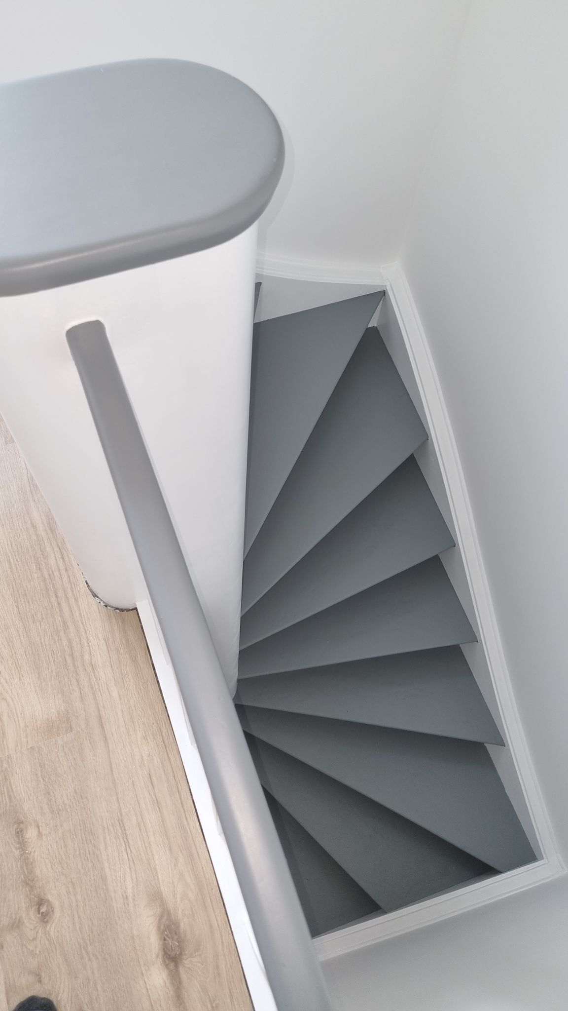 Treppe in Anthrazit: Fertig beschichtete Stufen mit neuem Handlauf.